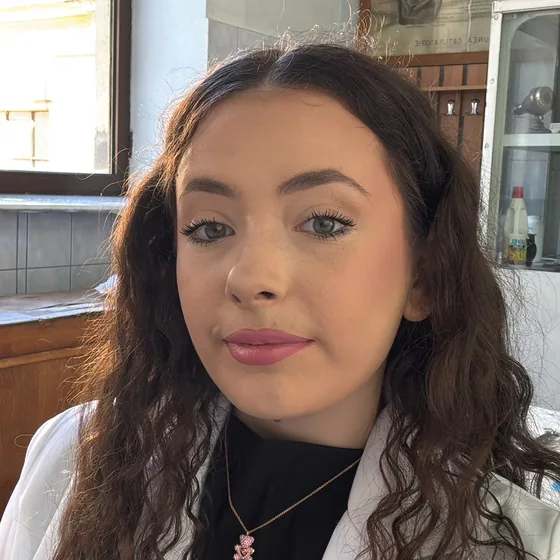 Ioana, profesoara de chimie