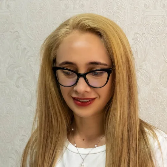 Denisa, profesoara de greacă și de română pentru străini