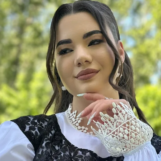 Andra, profesoara de matematică și biologie